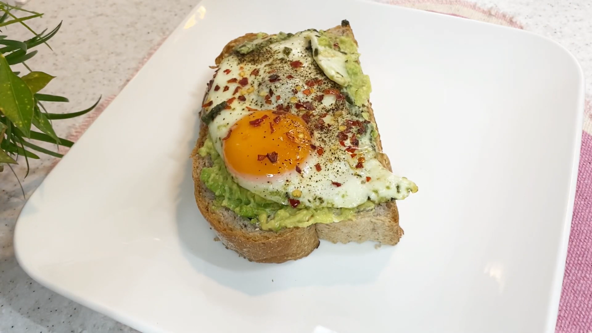 Pesto kiaušinienė - tobulas pasirinkimas pusryčiams