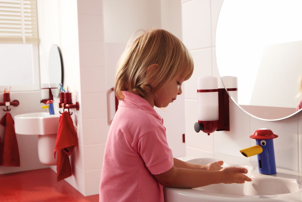 Vaikų vonios zona: kur ir kada netinka suaugusiems skirta santechnika ir kokią įtaka ji turi higienos įpročių formavimui?