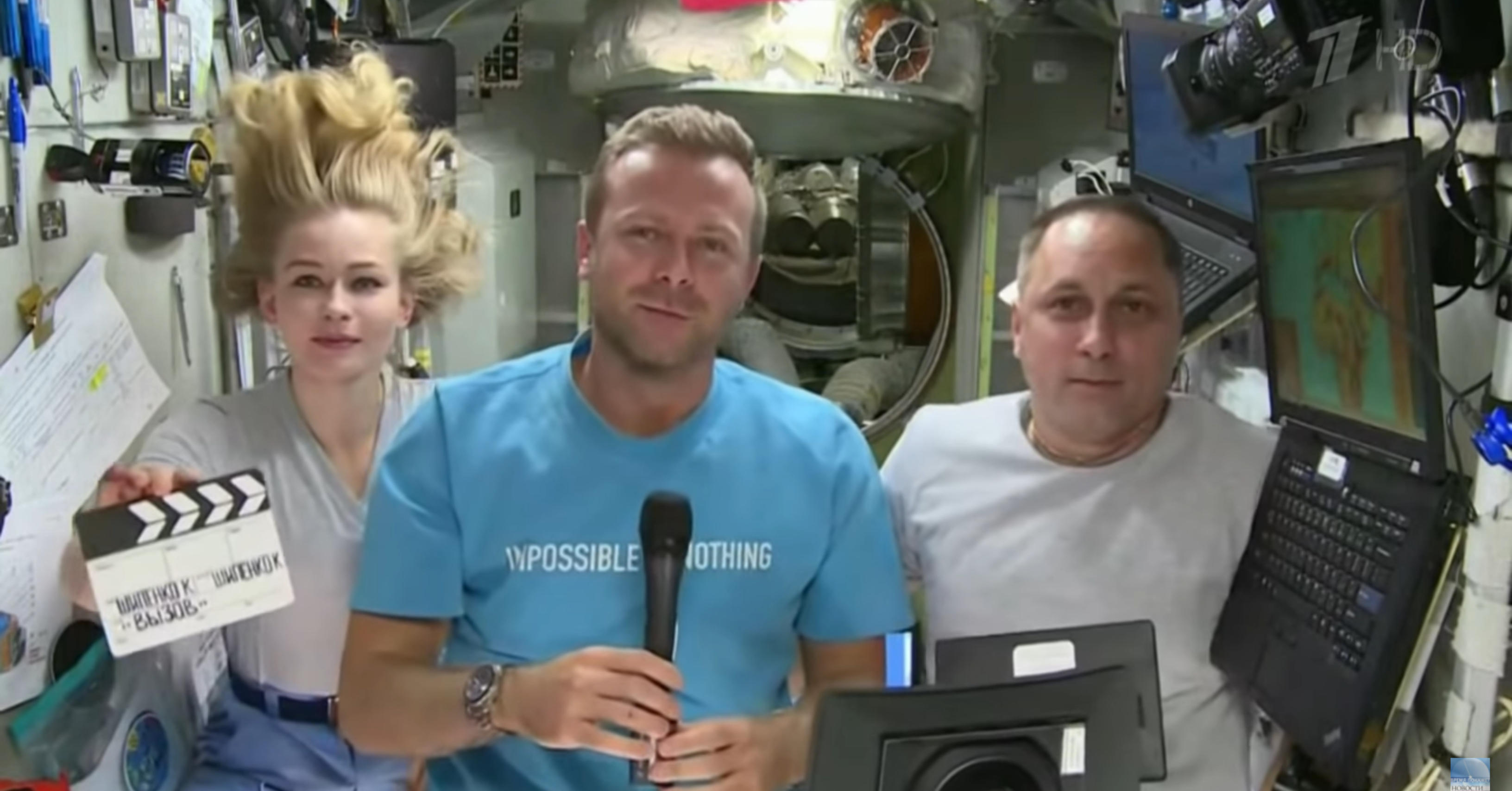 Pirmąjį filmą kosmose filmavusi Rusijos įgula grįžo į Žemę
