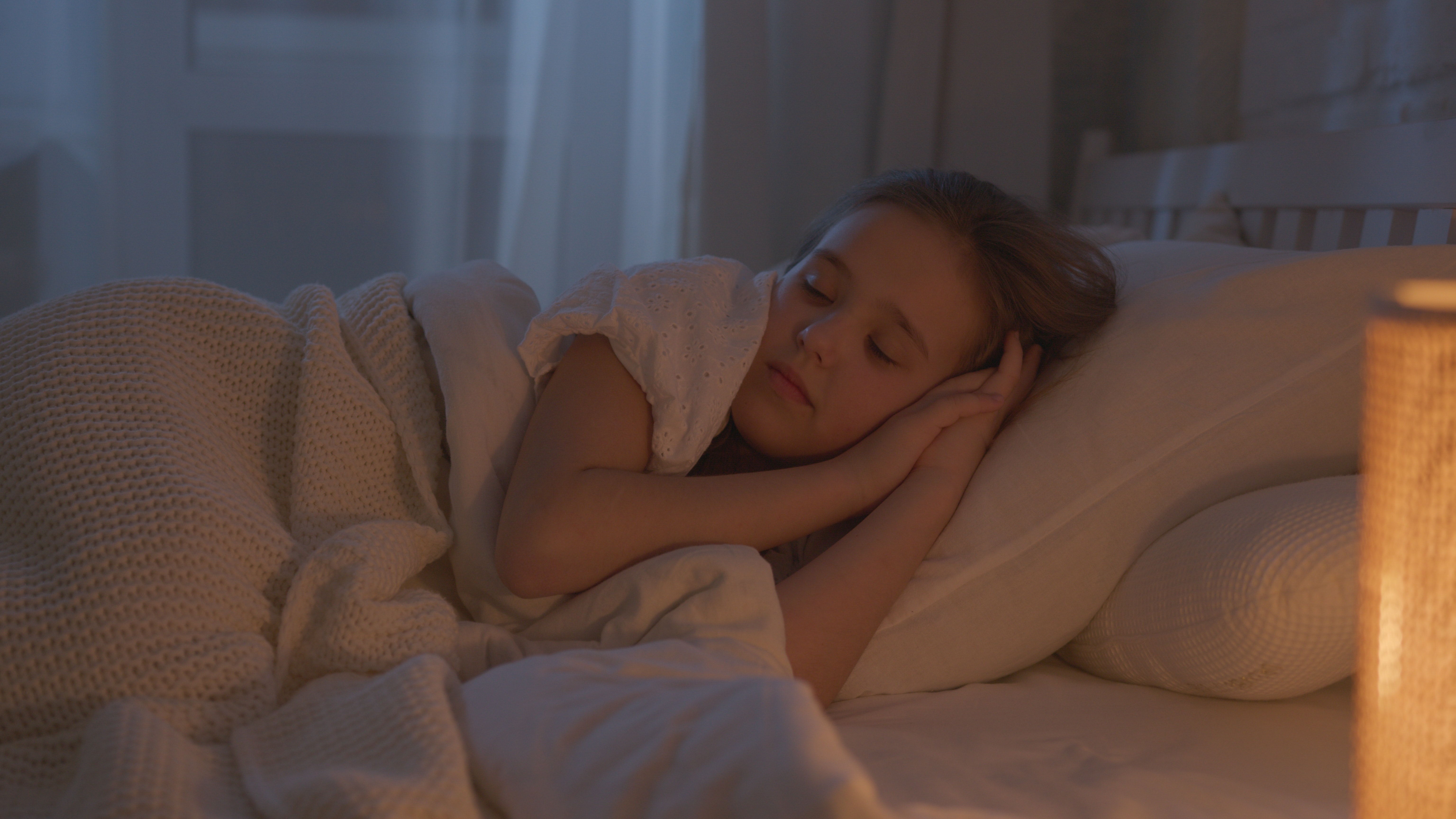 Mokslininkai skambina pavojaus varpais: du trečdaliai vaikų miega prastai ir per mažai