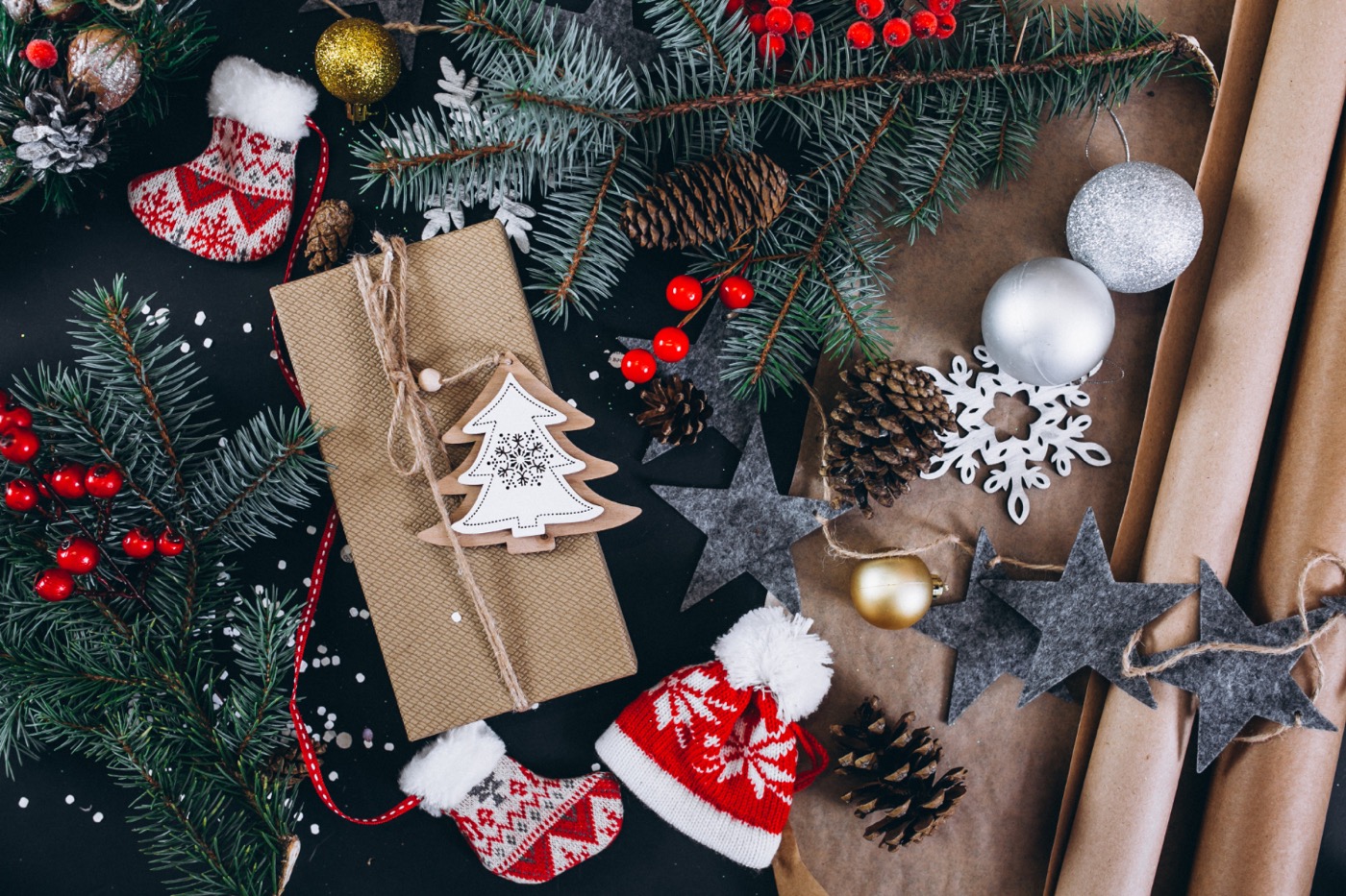 Ruošiamės Kalėdoms: interjero dizainerė įvardijo 7 kalėdinio dekoro tendencijas