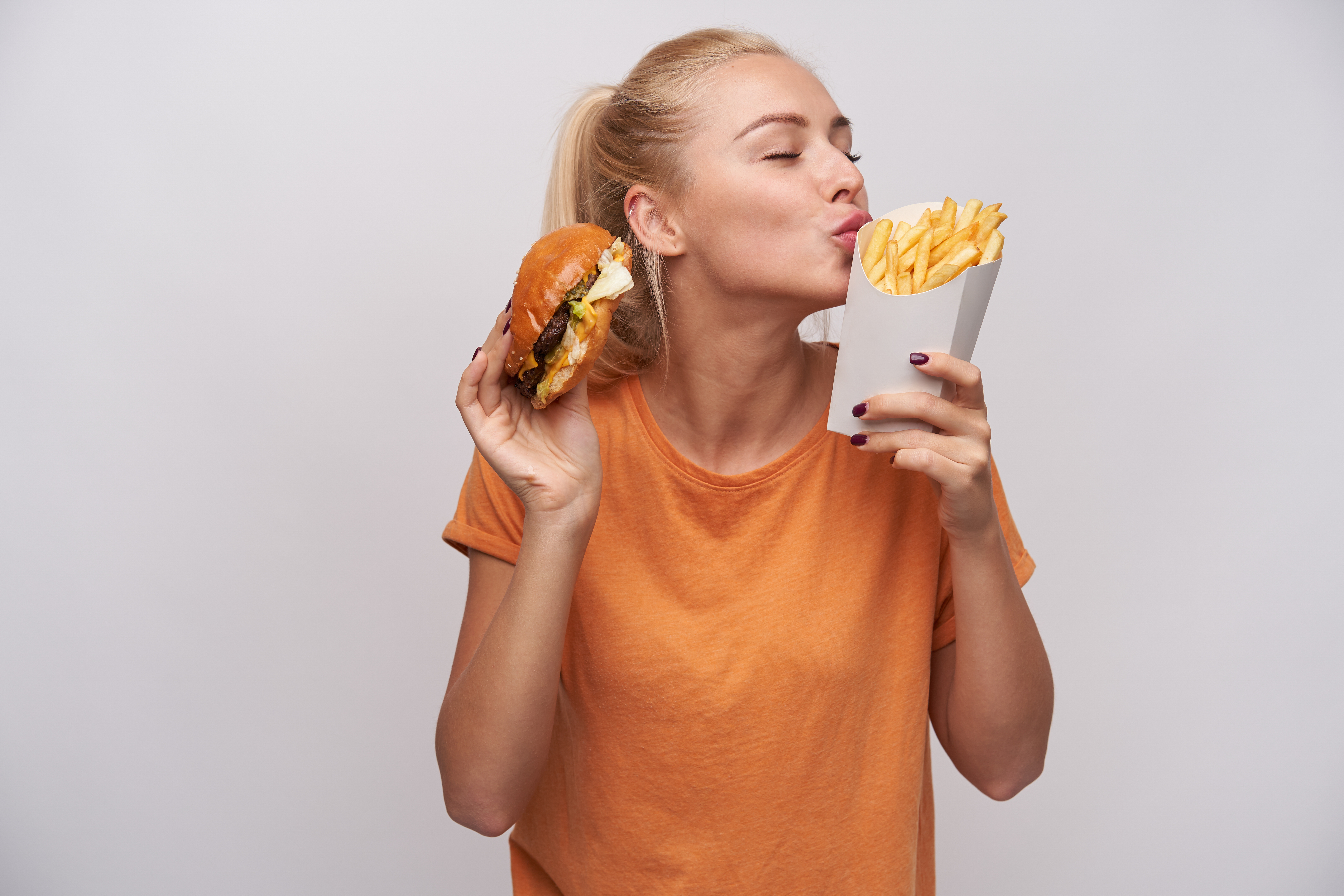 Kai maistas tampa streso ir nerimo malšinimu: dietologas patarė, kaip stabdyti emocinį valgymą