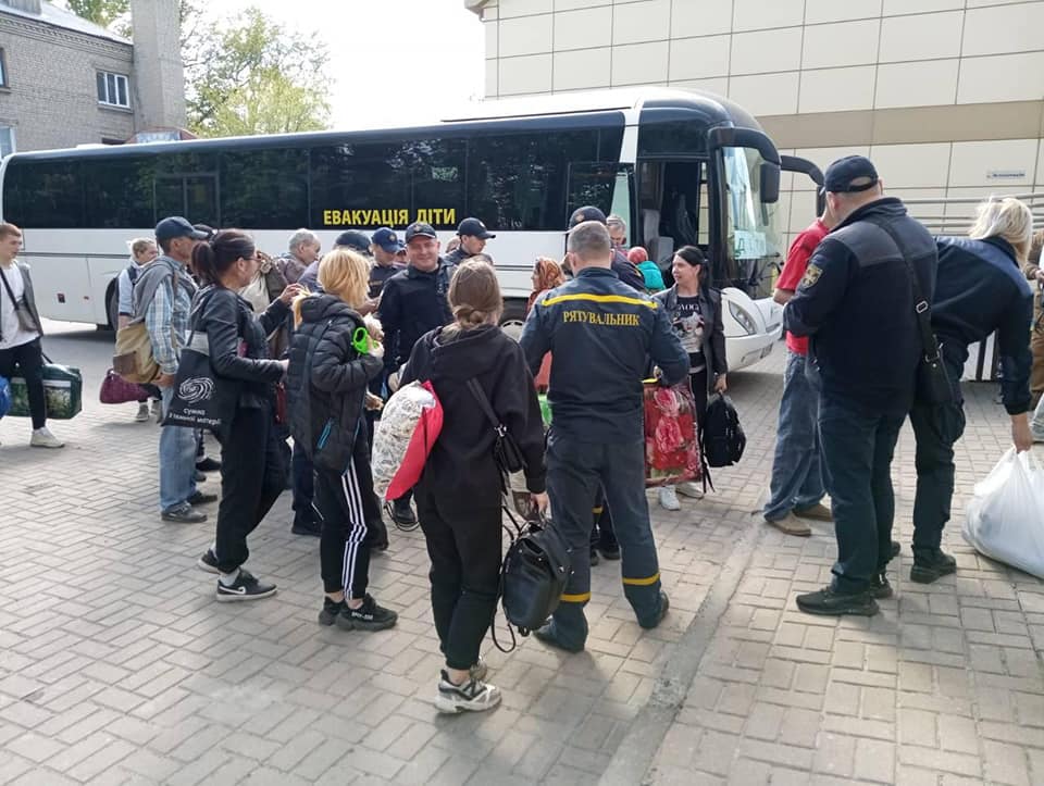Karo pabėgėliai grįžta į Ukrainą: specialūs autobusų reisai užpildyti mėnesiui į priekį