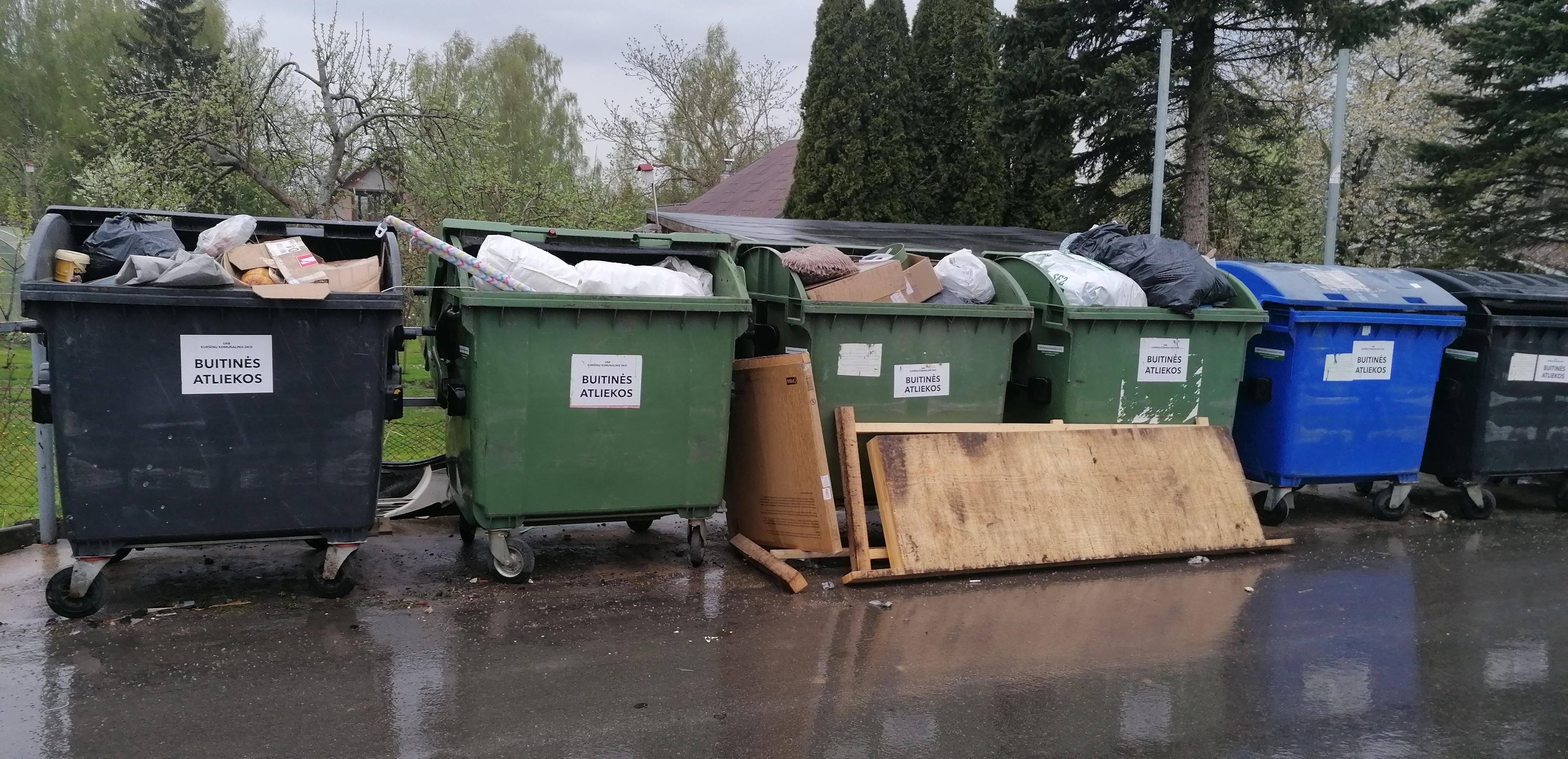 Rekonstrukcijai uždarius atliekų surinkimo aikštelę, gyventojai „krauna“ savo šiukšlynėlius