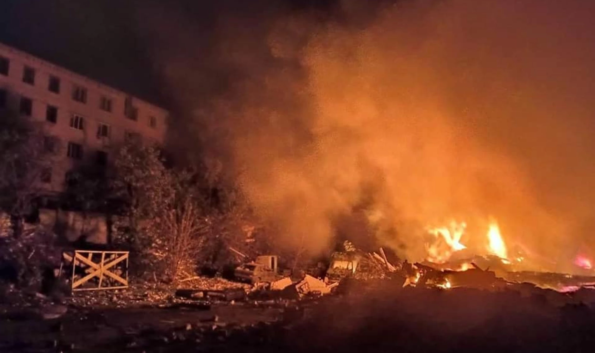 3 взрыва ночью. Пожары и взрывы. Взрыв в небе. Бомбежка Украины 2022 10 октября.